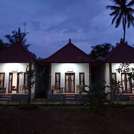 Santhi Guna Bungalow Toyapakeh Eksteriør billede