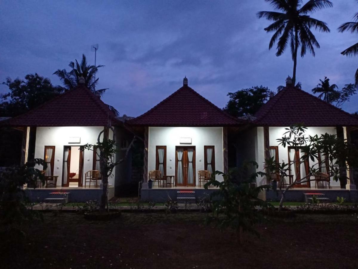 Santhi Guna Bungalow Toyapakeh Eksteriør billede